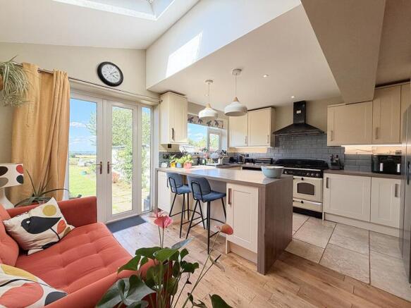 4 bed Semi-Detached for sale Image 8