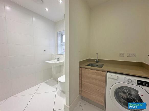 5 bed Detached for sale Image 9