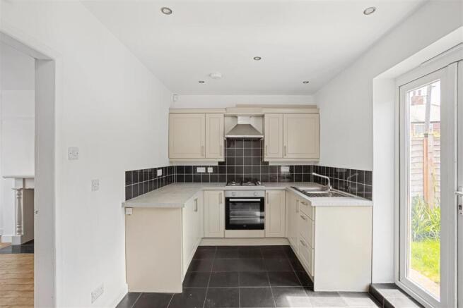 4 bed Semi-Detached to rent Image 6