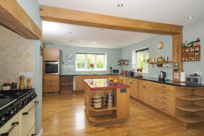Comprehensively fitted kitchen