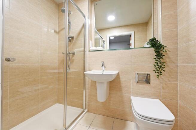 5 bed Apartment to rent Image 8