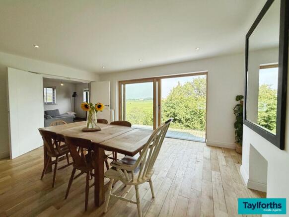 5 bed Detached for sale Image 8