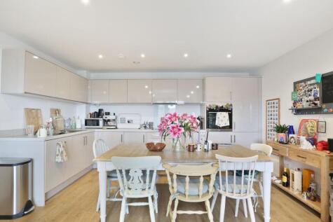 Lomond Grove, London, SE5