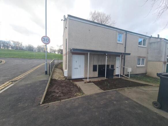 End-terrace house with a neat front yard and sp...