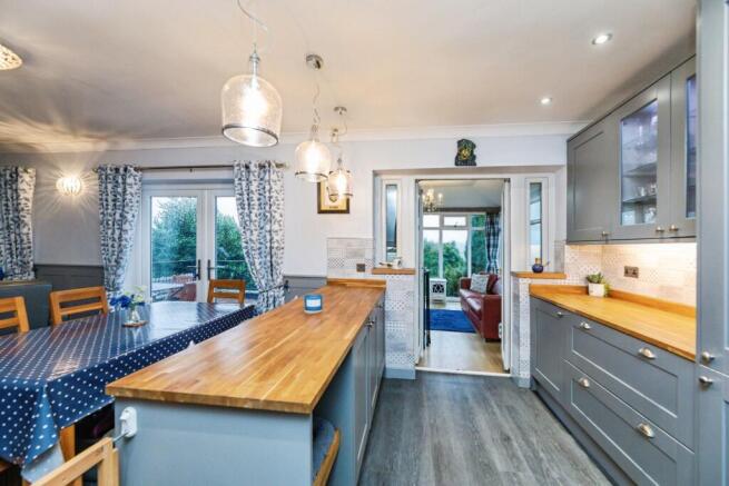 4 bed Detached for sale Image 5