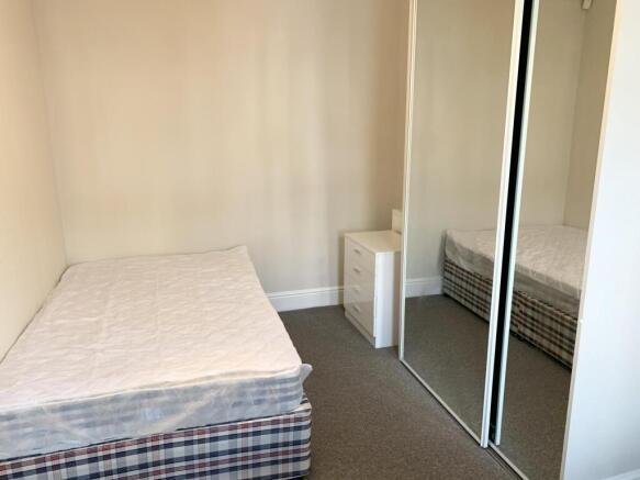 5 bed House to rent Image 9