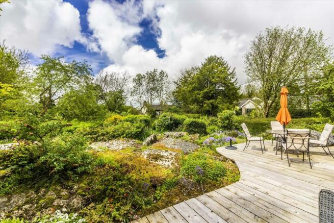 Front garden and sit