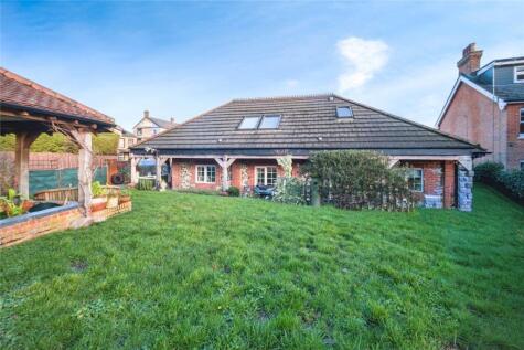 Farnborough Road, Farnham, GU9