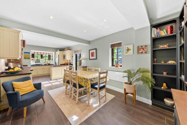 4 bed Detached for sale Image 6