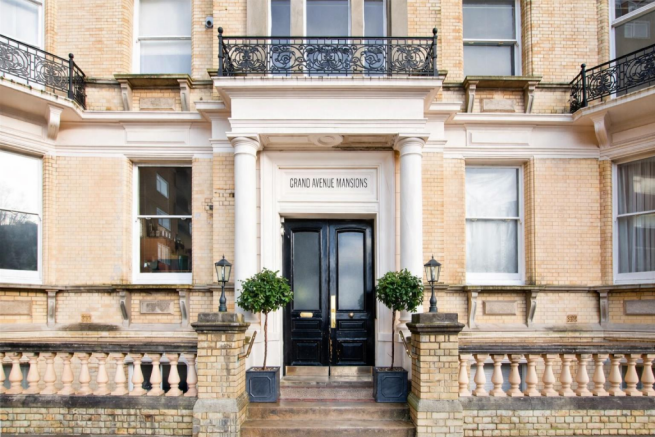 Grand Avenue Mansions entrance details.png