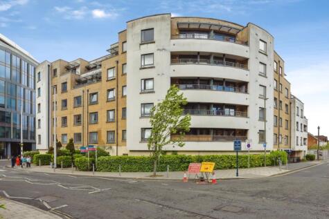 Stanley Road, Woking, GU21