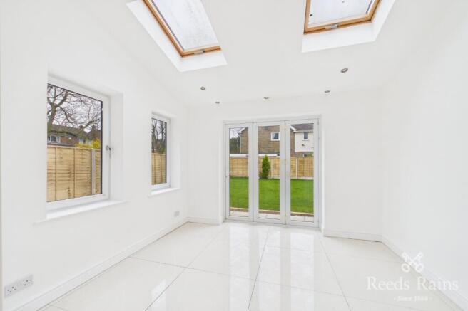 4 bed Semi-Detached for sale Image 5