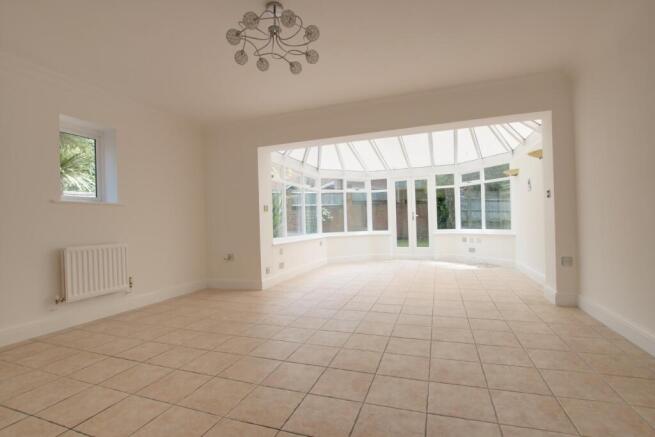 DINING/FAMILY ROOM
