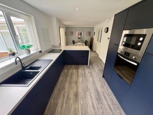 4 bed Detached for sale Image 8