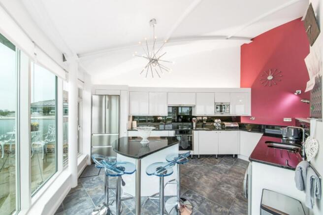 3 bed Penthouse to rent Image 4