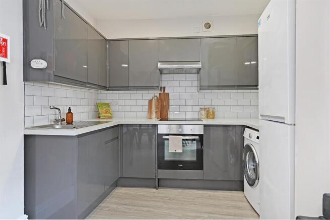 4 bed Apartment to rent Image 10