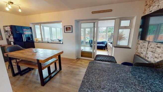 KITCHEN/DINING ROOM