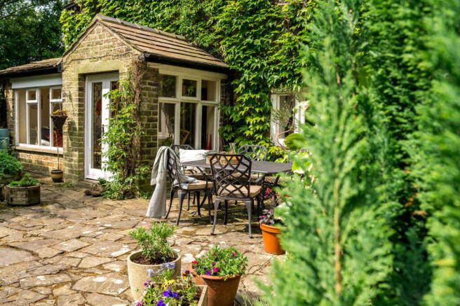 5 bed Semi-Detached for sale Image 2
