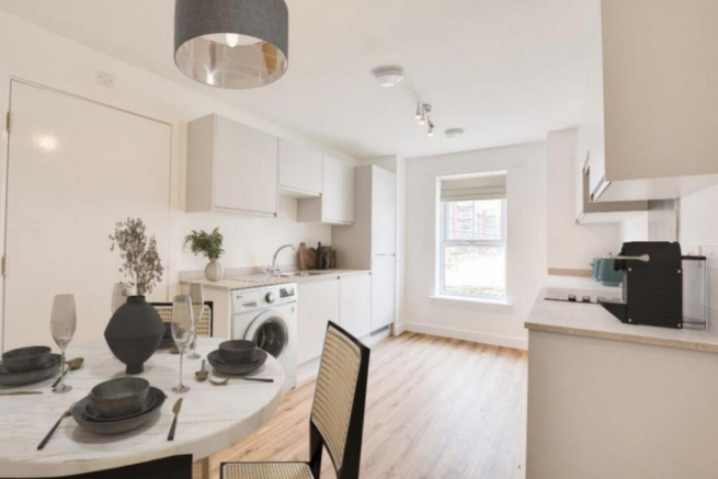 4 bed Semi-Detached to rent Image 5