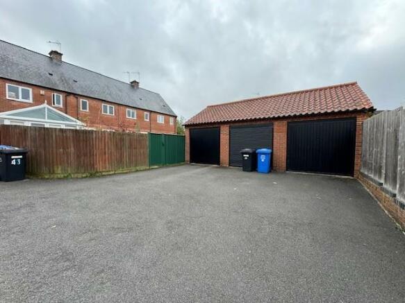 39 Hawthorn AVe M - Garage.jpg