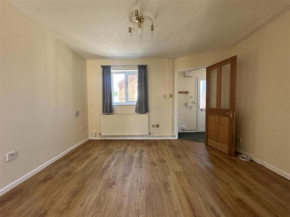 Holmes Close, Chippenham photo 4