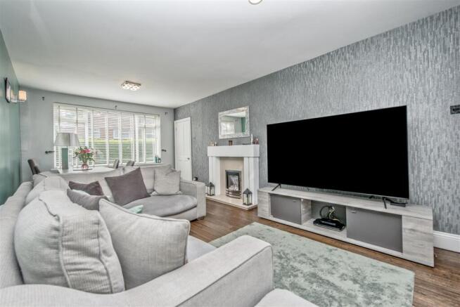 Living Room / Dining Room: