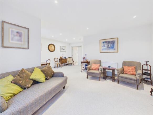3 bed Apartment for sale Image 7