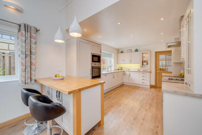 5 bed Detached for sale Image 5