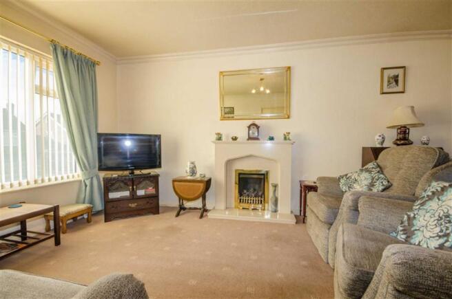 LOUNGE/DINING ROOM