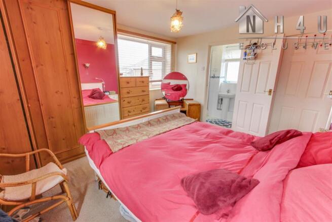 MAIN BEDROOM: