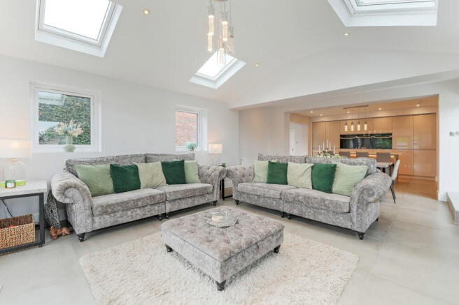 5 bed Detached for sale Image 4
