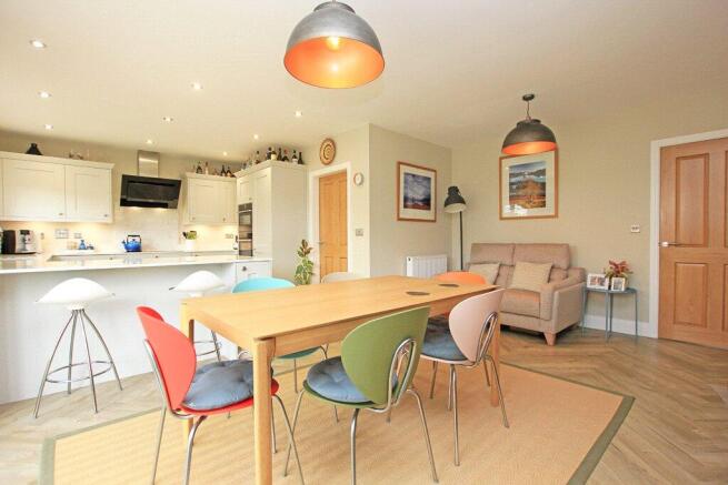 5 bed Detached for sale Image 7