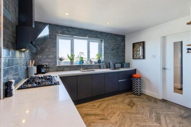4 bed Detached for sale Image 8