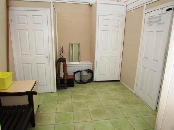 GROUND FLOOR CLOAKS/WC