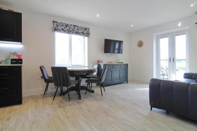 Wyre Crescent, St Neots photo 4