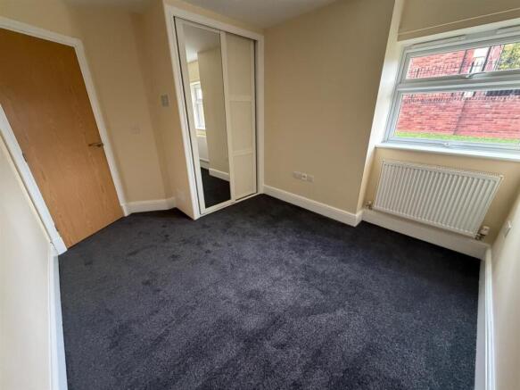 2 elms bedroom.jpg