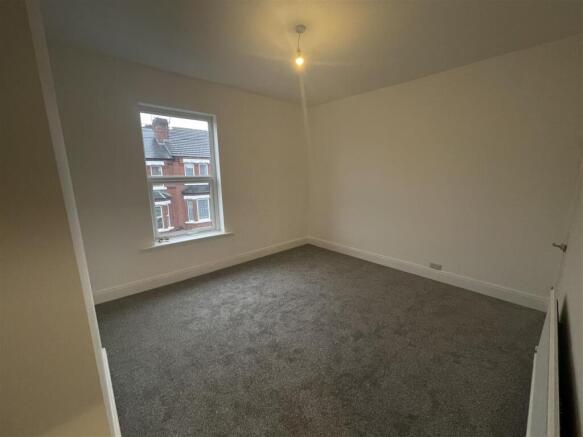 2 bed Terraced to rent Image 6