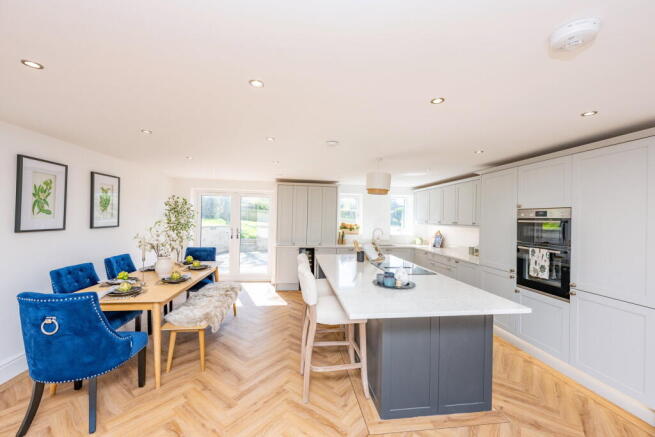 5 bed Detached for sale Image 6