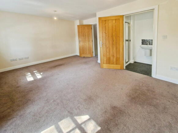 4 bed Town House for sale Image 10