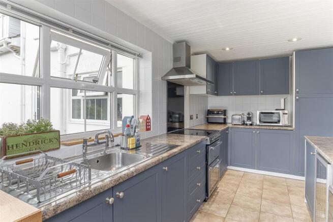 5 bed Detached for sale Image 9