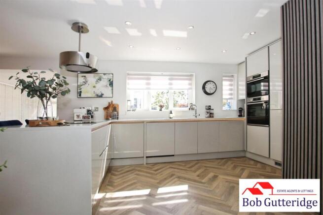 OPEN PLAN FITTED KITCHEN/DINING ROOM