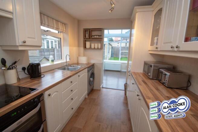 FITTED KITCHEN
