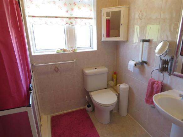 IMG_9022 bathroom .JPG