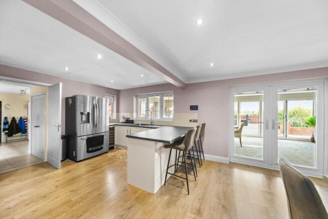 6 bed Detached for sale Image 6