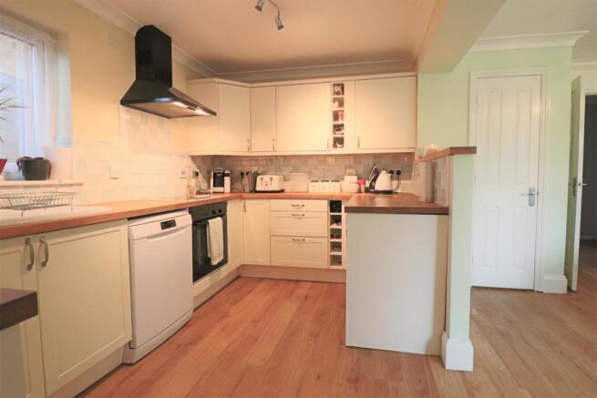 SPACIOUS KITCHEN/DINER