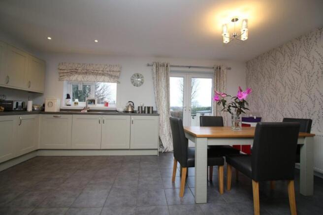 Open Plan Kitchen, Dinng & Lounge Area