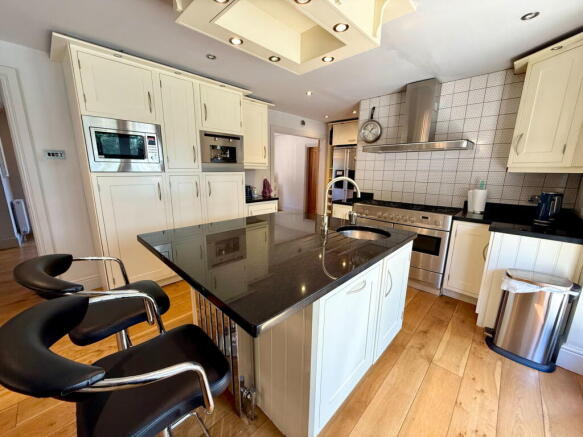 6 bed Detached for sale Image 9