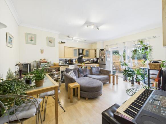 CAM01740G0-PR0463-STILL008