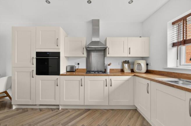 4 bed Detached for sale Image 10