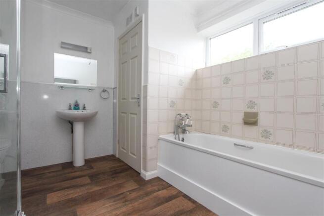 Bathroom 2.jpg